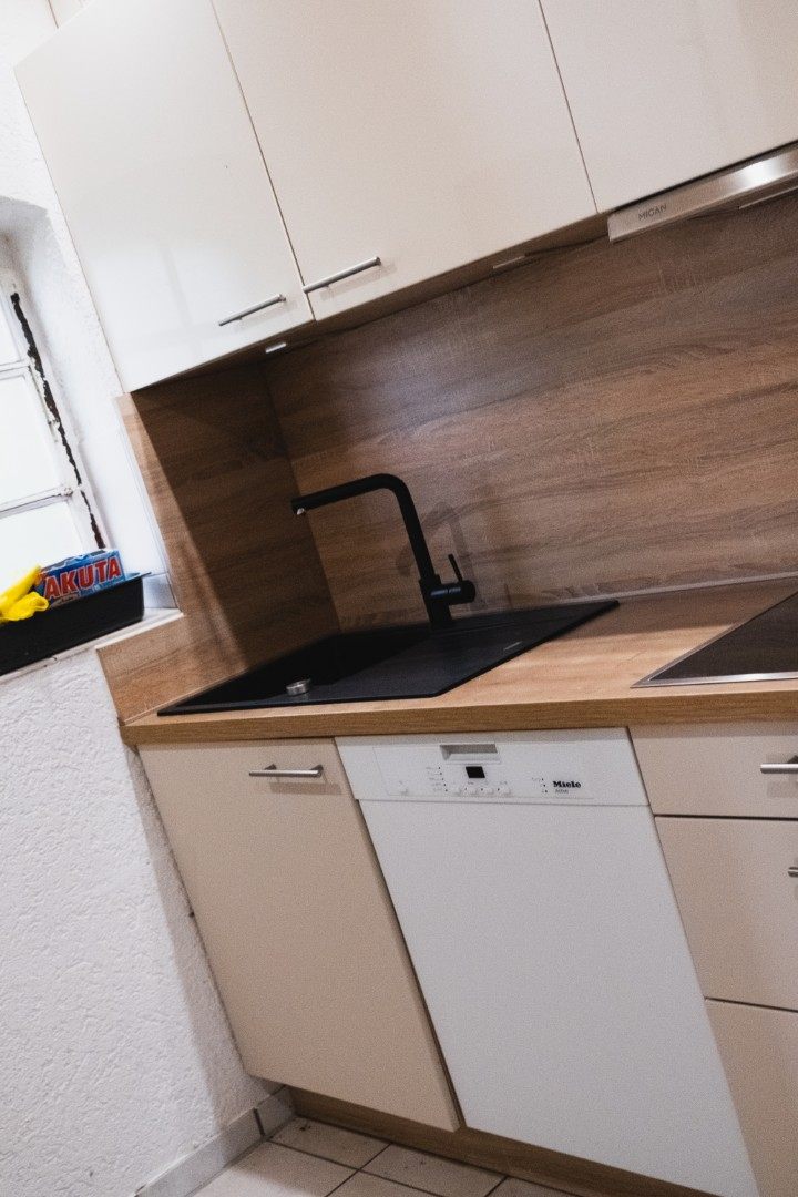 Die Küche des HuS mit Spüle und Geschirrspüler
