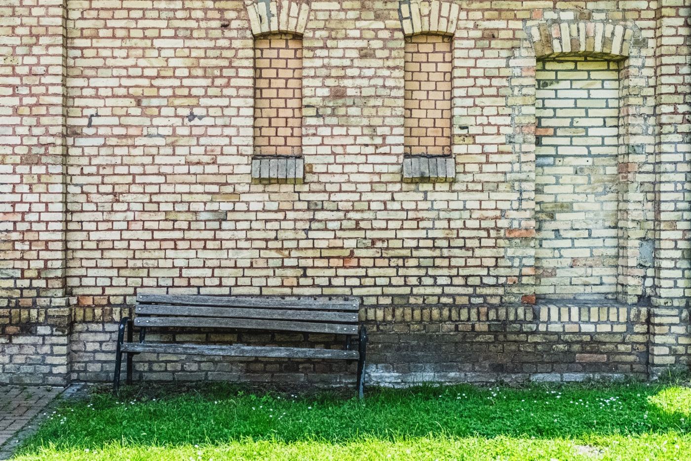 Die Backsteinwand des HuS mit Bank