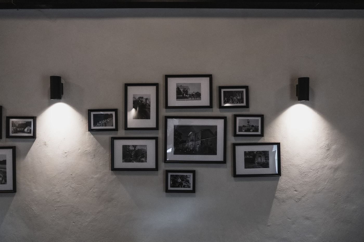 Die Bilderwand mit historischen Aufnahmen