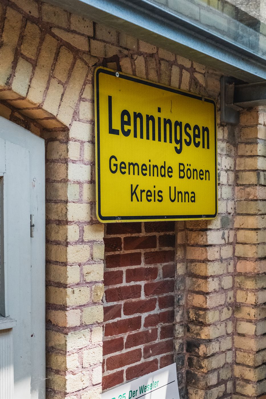 Das alte Ortsschild unter dem Glasdach